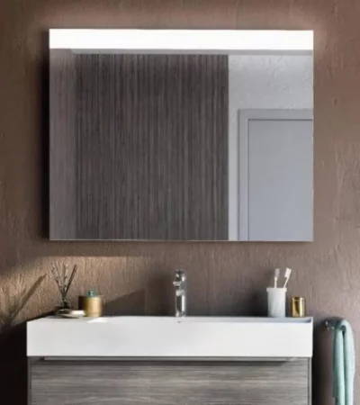 висококачественото огледало ROCA Prisma. Това модерно огледало е оборудвано с енергоспестяващо LED осветление 1W, работещо при напрежение 220–240V, което осигурява равномерна и мека светлина – идеална за ежедневна грижа за външния вид.