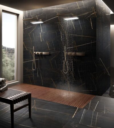 Срещата между изкуство и дизайн вдъхновява дизайнера, благодарение на което е възможно да се разпознае материалът, оформял красотата през вековете: мраморът и неговите жилки. Mus_eum е създаден, за да бъде естественото завършване на Mus_art, тъй като може да се използва както на подове, така и на стени, но също така си проправя път самостоятелно или с други колекции на Sichenia. Вените, нюансите и елегантните декорации правят този проект пълна колекция, която може да предложи безкрайни решения за полагане. Матовото покритие характеризира съвременните пространства и дава релаксиращо и деликатно изживяване. Благодарение на използването на нанотехнология в глазурата, повърхността е „Soft Grip“, мека на допир, но устойчива на плъзгане.