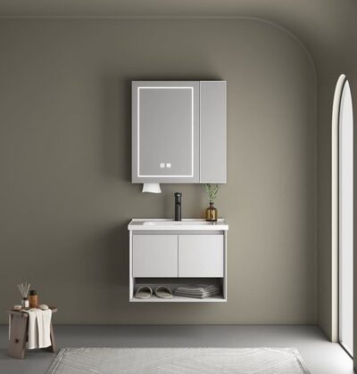 Комплект мебели за баня от PVC - Долен шкаф за баня от PVC със Soft close - Умивалник от керамика - Горен шкаф за баня от PVC с LED огледало с функция димиране и нагревател - Функция подгряване - Отвор за салфетки - Цвят: светло сив