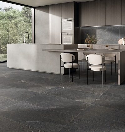 Вдъхновена от уникалната Пиетра Пече от планините Иблей в Сицилия, се ражда колекцията Иблей. Тази асфалтова скала се превърна в емблема на изкуството и културата на Рагуза.