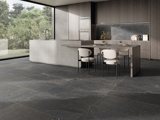 Вдъхновена от уникалната Пиетра Пече от планините Иблей в Сицилия, се ражда колекцията Иблей. Тази асфалтова скала се превърна в емблема на изкуството и културата на Рагуза.