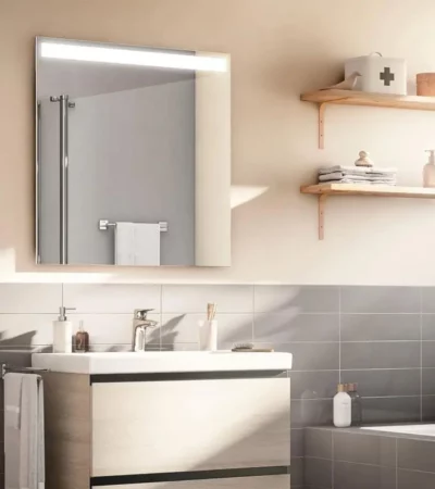 висококачественото огледало ROCA EIDOS A812355000 с размери 600x800x22 мм. Това модерно огледало е оборудвано с енергоспестяващо LED осветление 1W, работещо при напрежение 220–240V,