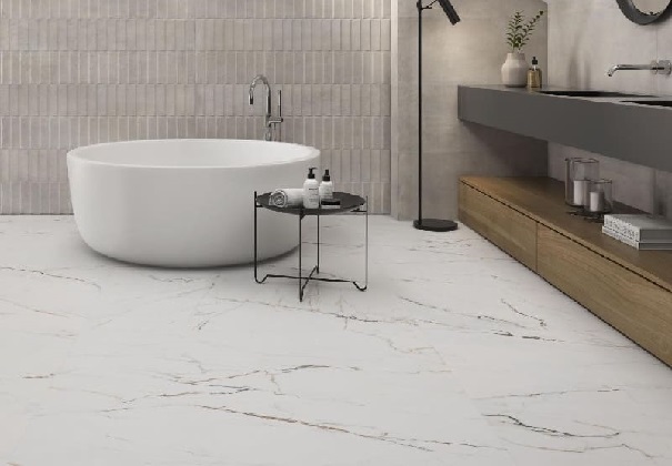 Гранитогрес Torano Dorado с размер 60х60 и матова повърхност. Визия на бял мрамор с деликатни жили.