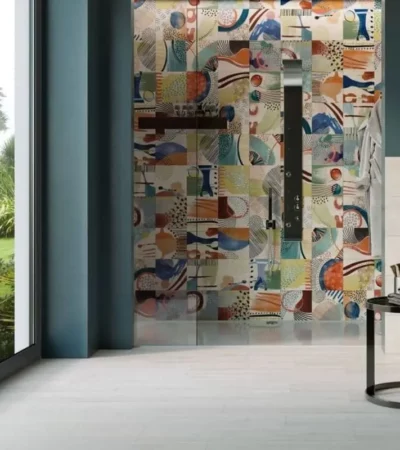 Гранитогрес Moorea Mix 25x25 Codicer впечатлява със своето пъстро съчетание от цветове и оригинална повърхност, която създава уникален декоративен ефект. Моделът комбинира топли и студени нюанси в хармонична палитра – бежово, теракота, сиво и синьо, което придава усещане за стил и уют на всяко пространство.