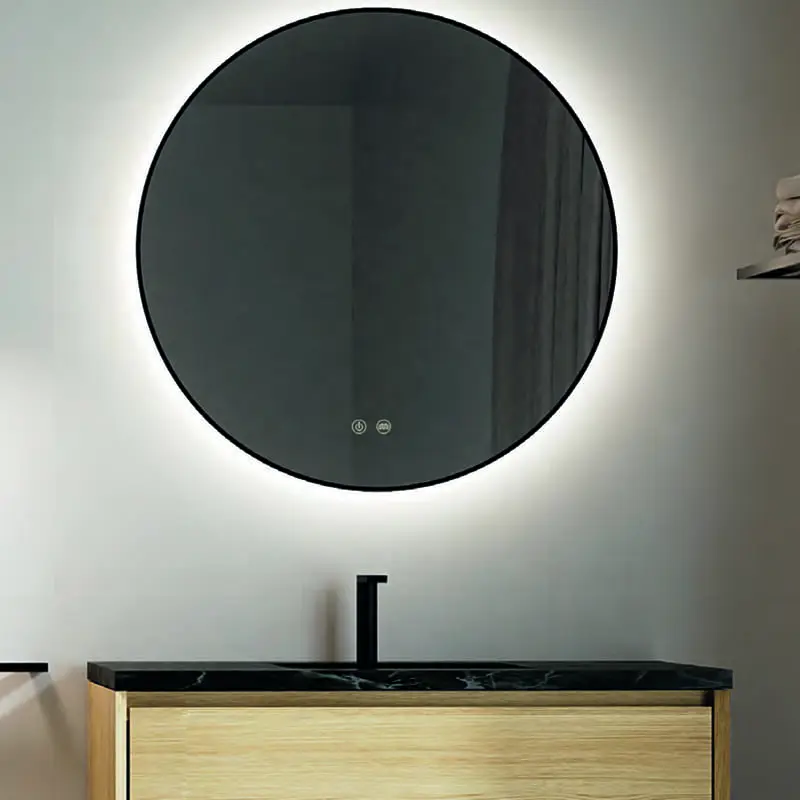 Кръгло огледало с подсветка – модел SPOT с метална рамка. Включва система за включване/изключване и система против запотяване с бутон. Система против запотяване предотвратява кондензацията на вода върху огледалото, която изкривява изображението. LED светлините и системата против запотяване автоматично се изключват след 3 часа. Размери: Ø80 x 3,5 дълбочина (см). Цвят на светлината: 4000K /неутрален