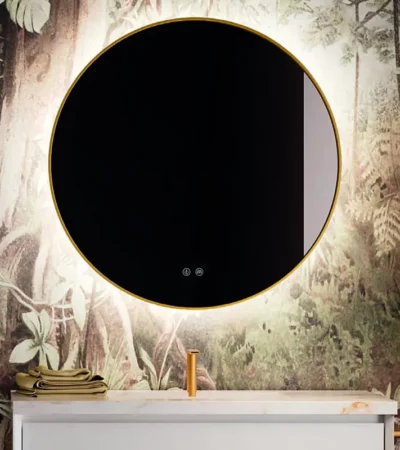 Кръгло огледало с подсветка – модел SPOT с златна метална рамка. Включва система за включване/изключване и система против запотяване с бутон. Система против запотяване предотвратява кондензацията на вода върху огледалото, която изкривява изображението. LED светлините и системата против запотяване автоматично се изключват след 3 часа. Размери: Ø80 x 3,5 дълбочина (см). Цвят на светлината: 4000K /неутрален