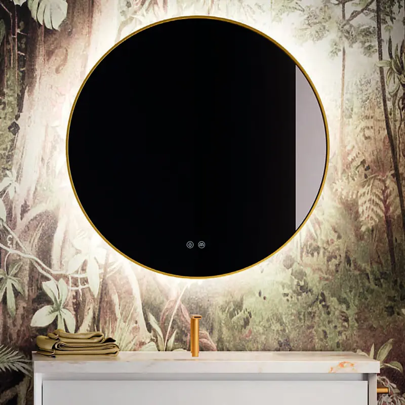 Кръгло огледало с подсветка – модел SPOT с златна метална рамка. Включва система за включване/изключване и система против запотяване с бутон. Система против запотяване предотвратява кондензацията на вода върху огледалото, която изкривява изображението. LED светлините и системата против запотяване автоматично се изключват след 3 часа. Размери: Ø80 x 3,5 дълбочина (см). Цвят на светлината: 4000K /неутрален